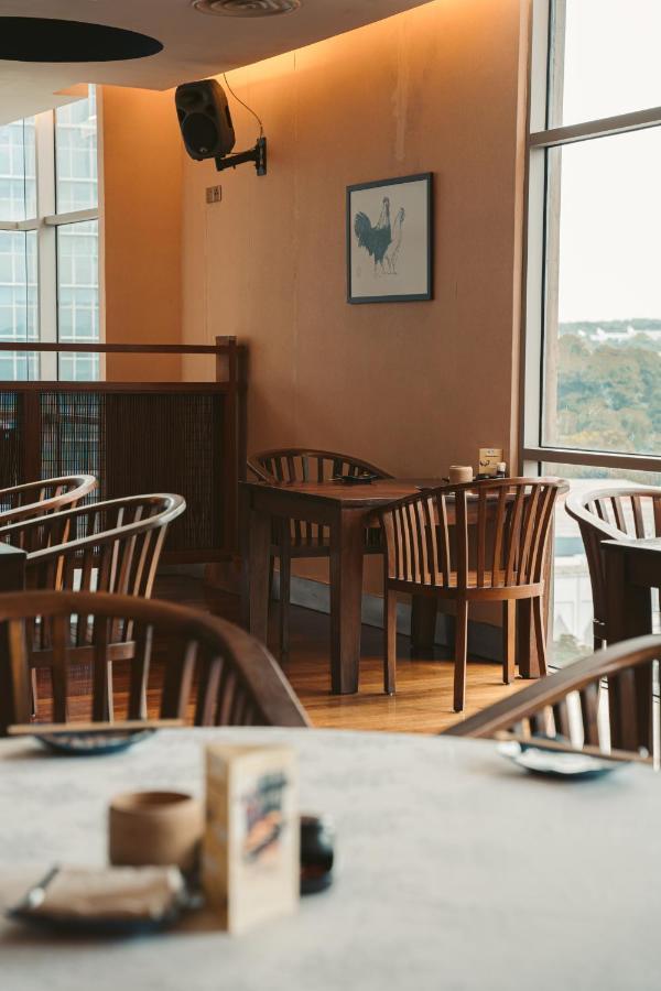 St Giles Gardens Hotel קואלה לומפור מראה חיצוני תמונה The interior of a typical Starbucks