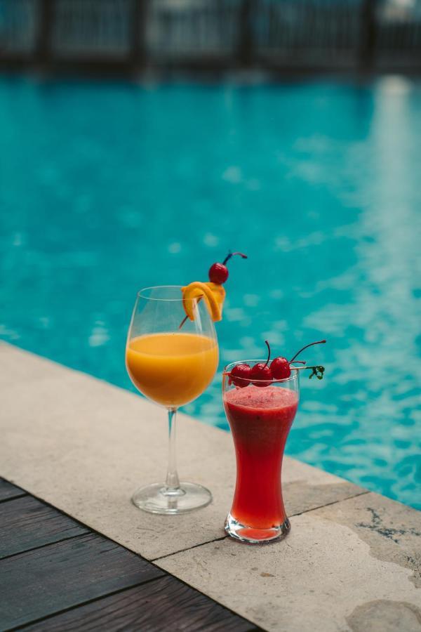 St Giles Gardens Hotel קואלה לומפור מראה חיצוני תמונה A mango lassi (left) and a strawberry lassi (right)